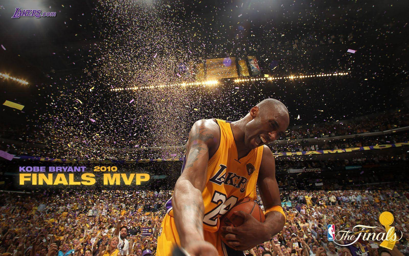 洛杉磯湖人隊科比·布萊恩特2010年MVP 壁紙 — 高比拜仁身穿黃色湖人球衣，在2010年總決賽MVP慶祝活動中，微笑著手持籃球，紙屑在擠滿人的場館中飄落。