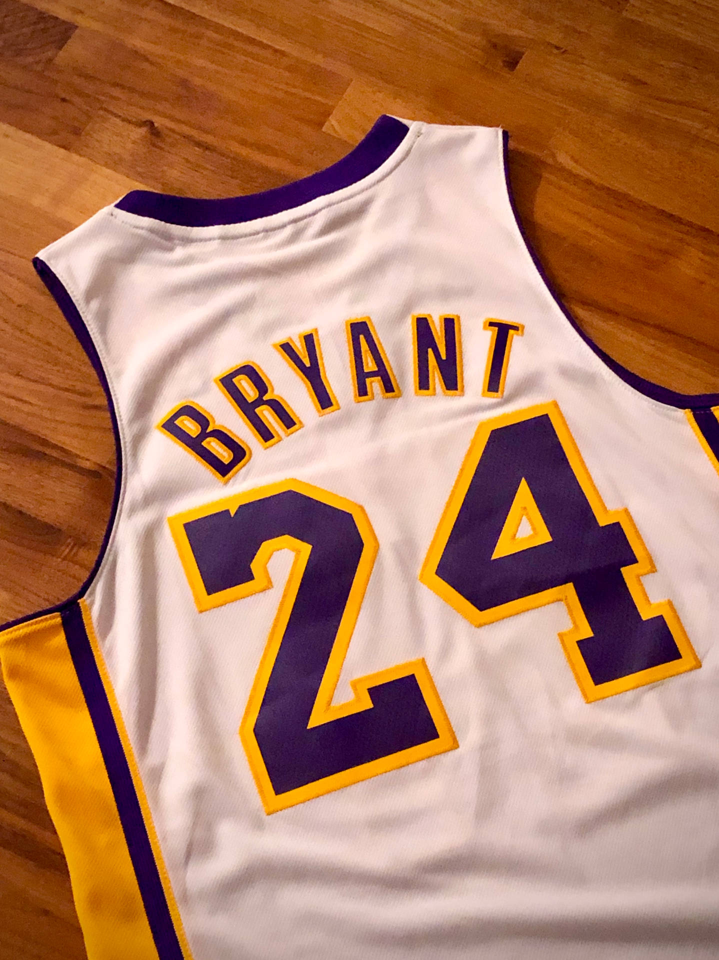 白色籃球球衣 Bryant 24 在木地板上