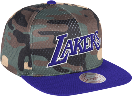 洛杉磯湖人隊迷彩帽 壁紙 — 黑色背景上，一頂迷彩圖案 snapback 帽，帶有紫色湖人隊標誌和相配的紫色帽檐。