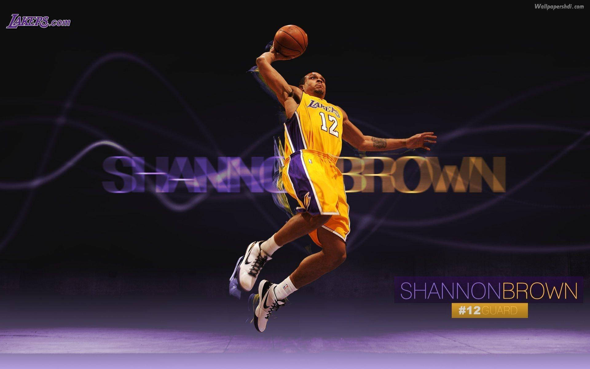 洛杉磯湖人隊香農·布朗 壁紙 — 籃球運動員 Shannon Brown 身穿黃色湖人隊球衣，在深紫色抽象背景前跳起持球。
