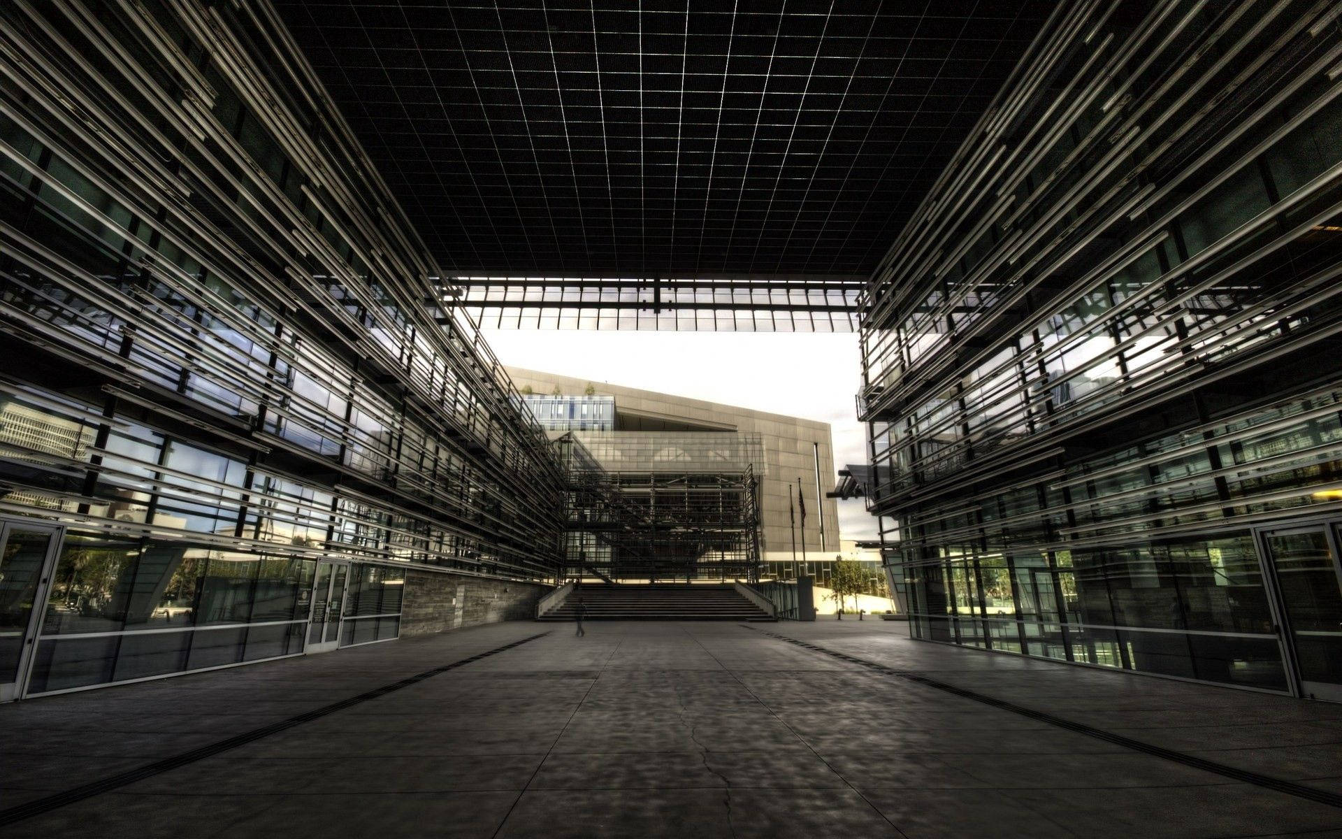 現代玻璃及鋼結構建築群，對稱建築及長廊。