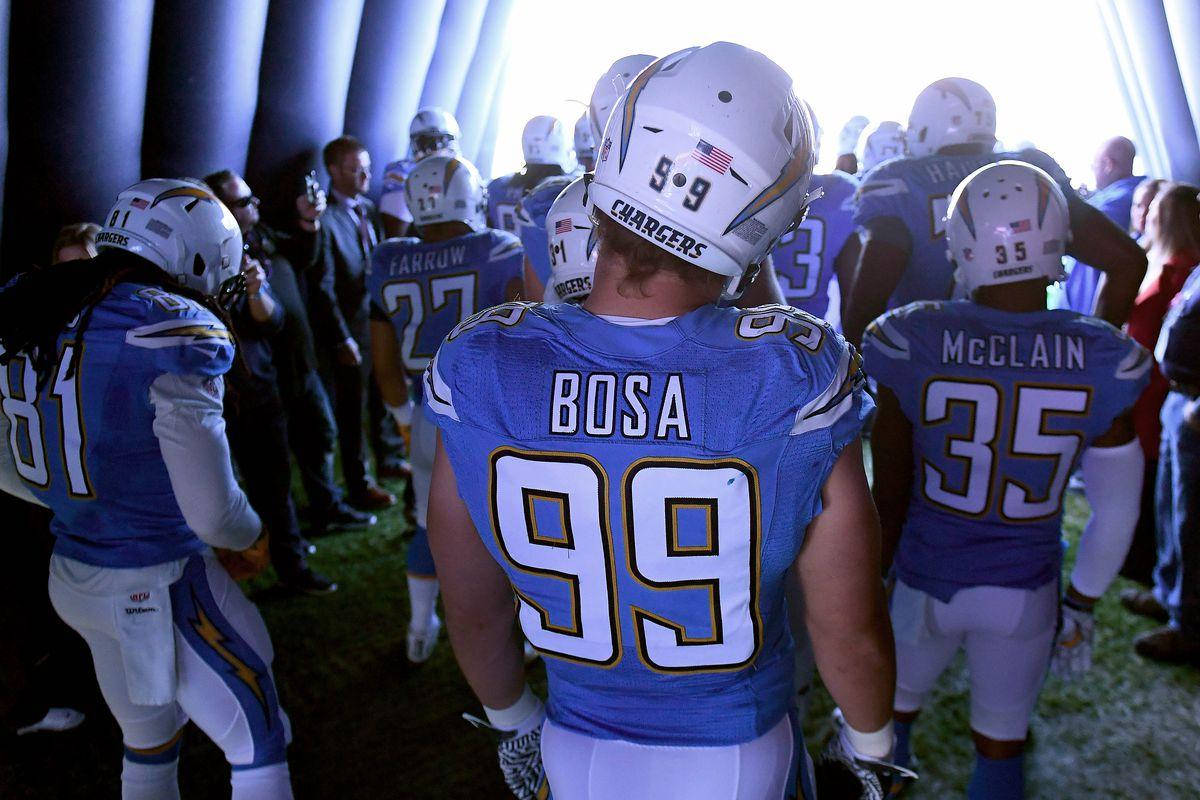 Chargers 美式足球員穿過隧道走向球場
