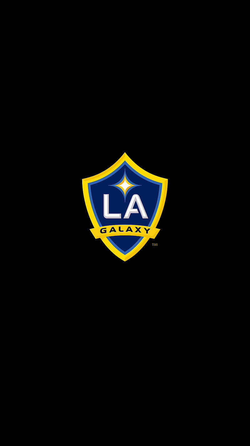 洛杉磯銀河簡約隊徽 壁紙 — LA Galaxy 足球隊標誌居中放在純黑色背景上，採用大膽的藍色和黃色。