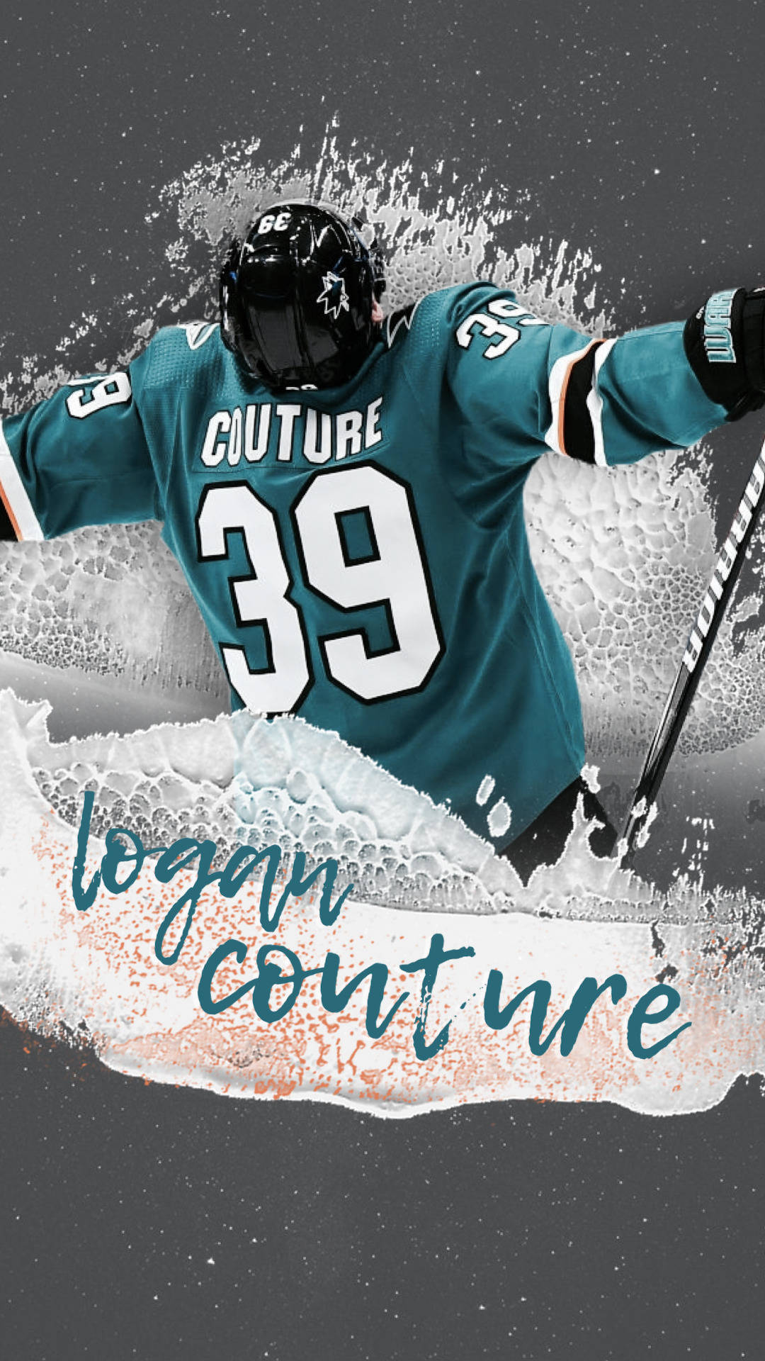 洛根·庫圖爾——冰上力量的化身 壁紙 — 冰球運動員 Logan Couture 身穿青綠色 39 號球衣，從動態的白色泡沫飛濺中出現，背景為深灰色。