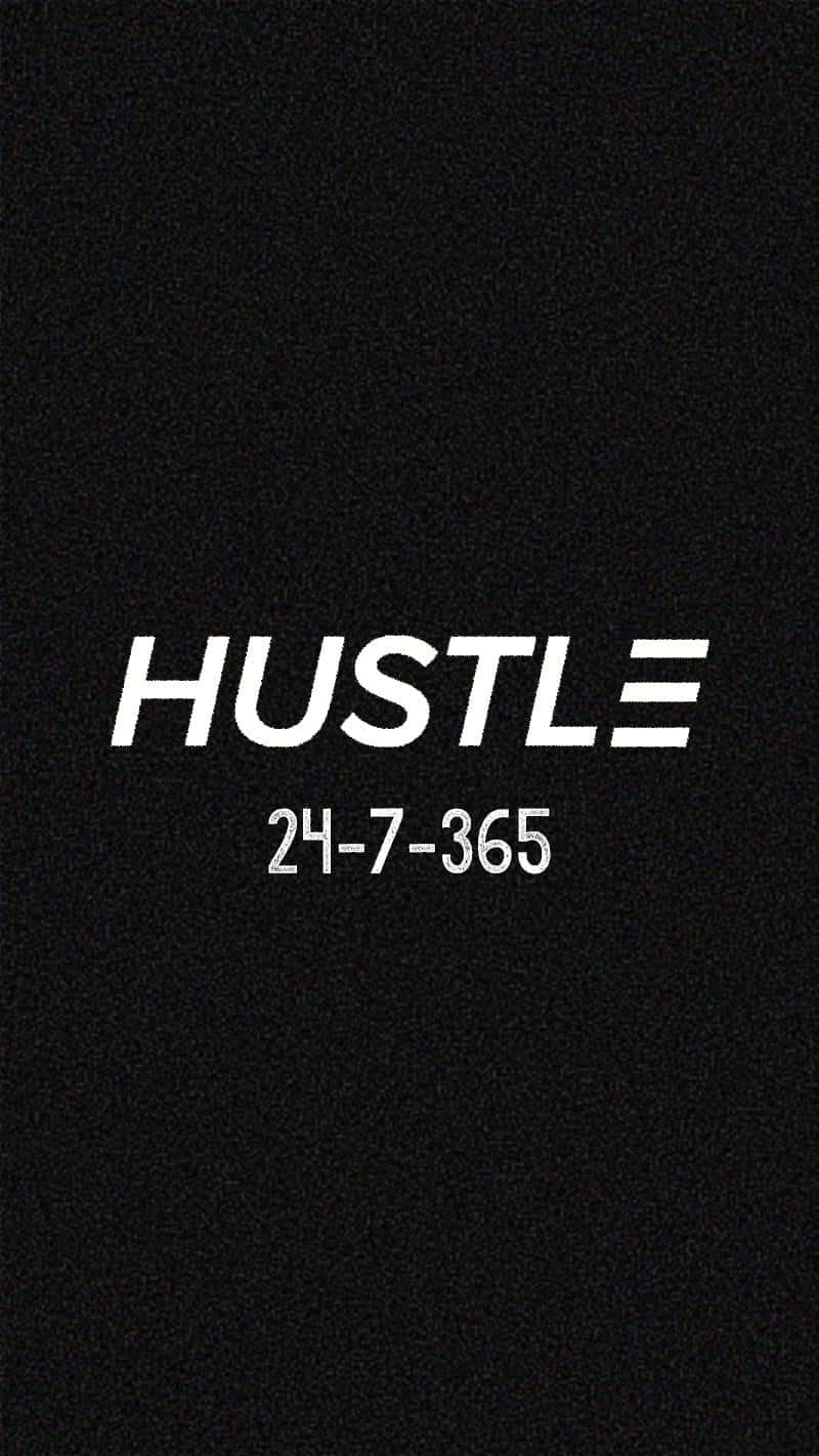 帶有紋理的黑色背景，上面有白色勵志文字 HUSTLE 24-7-365。