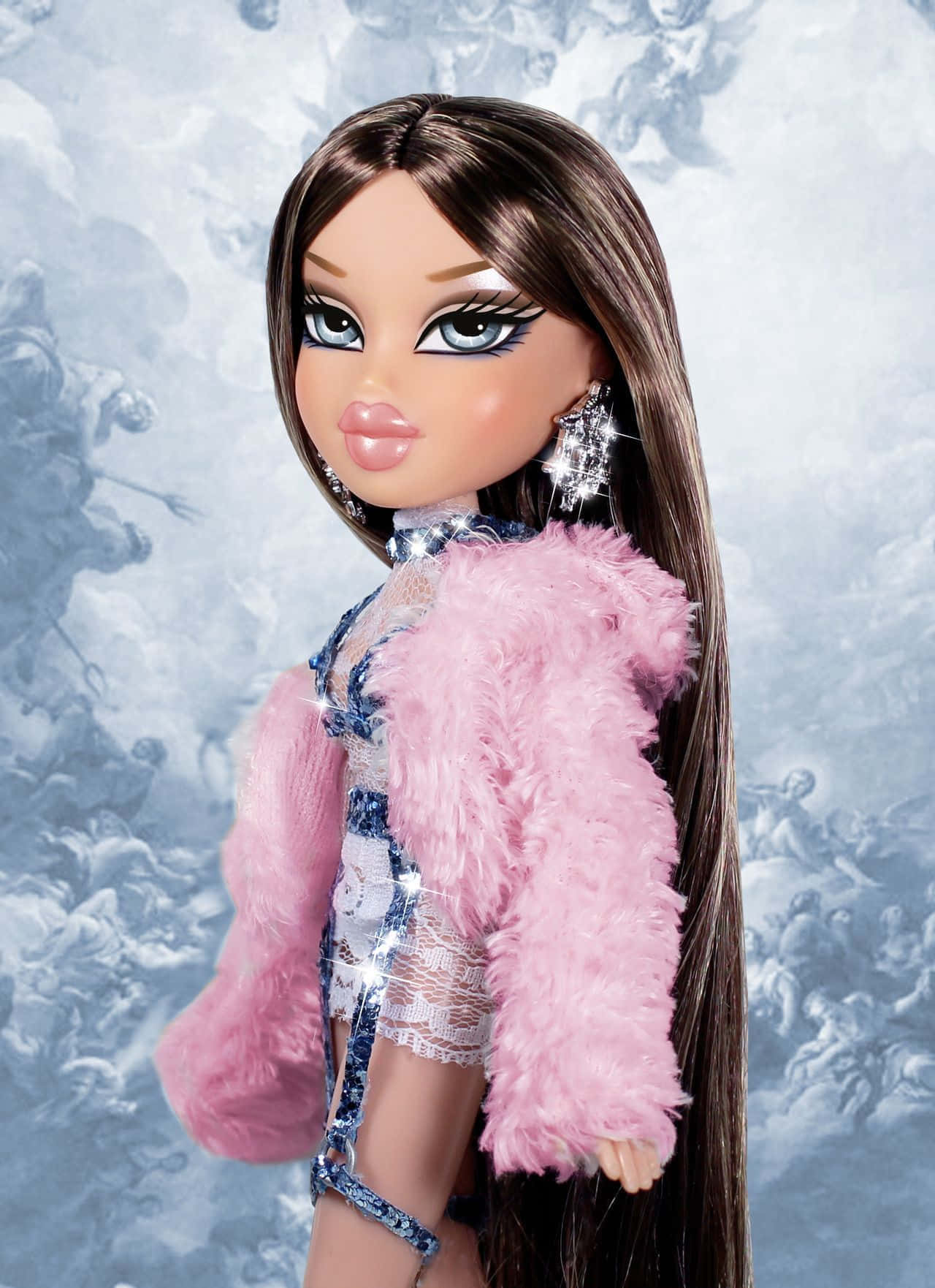 Bratz 公仔穿著粉紅色毛絨外套和閃亮服裝，背景為陰天。