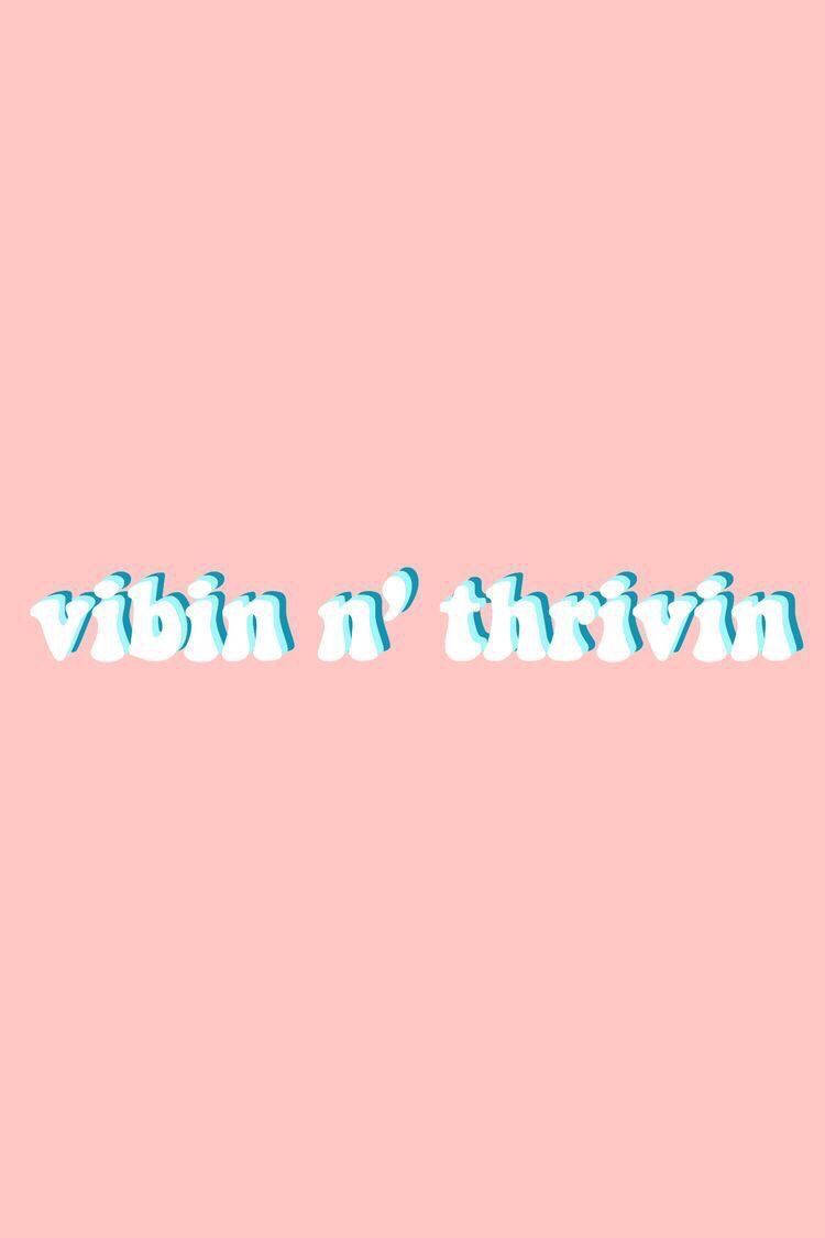 粉紅色背景，帶有氣泡般的藍色和白色文字，寫著 vibin n' thrivin