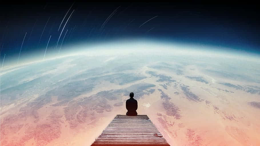 一個人在碼頭上冥想，俯瞰太空中的地球，伴隨著星軌的剪影。