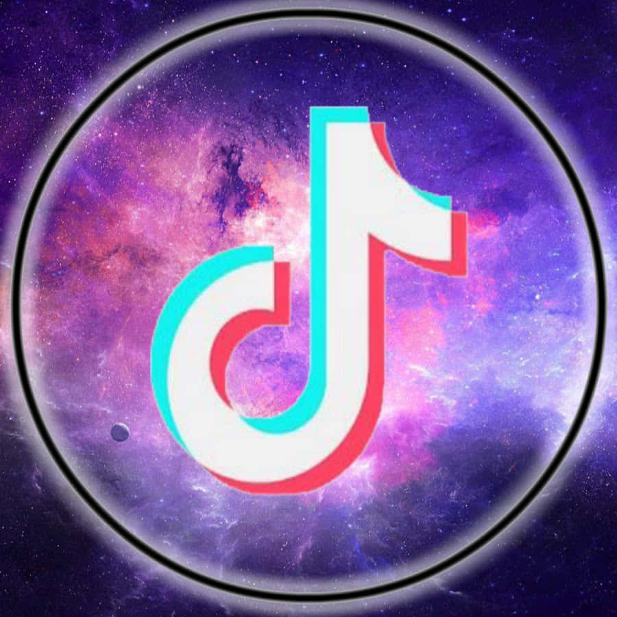 TikTok 標誌漂浮在色彩繽紛的宇宙星雲中，伴隨著星星。