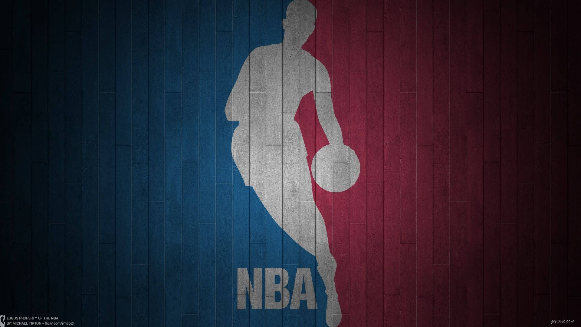 活力四射的 NBA 標誌 壁紙 — 一個白色剪影的籃球運動員在藍色和紅色的木質球場背景上運球，下方有「NBA」文字。
