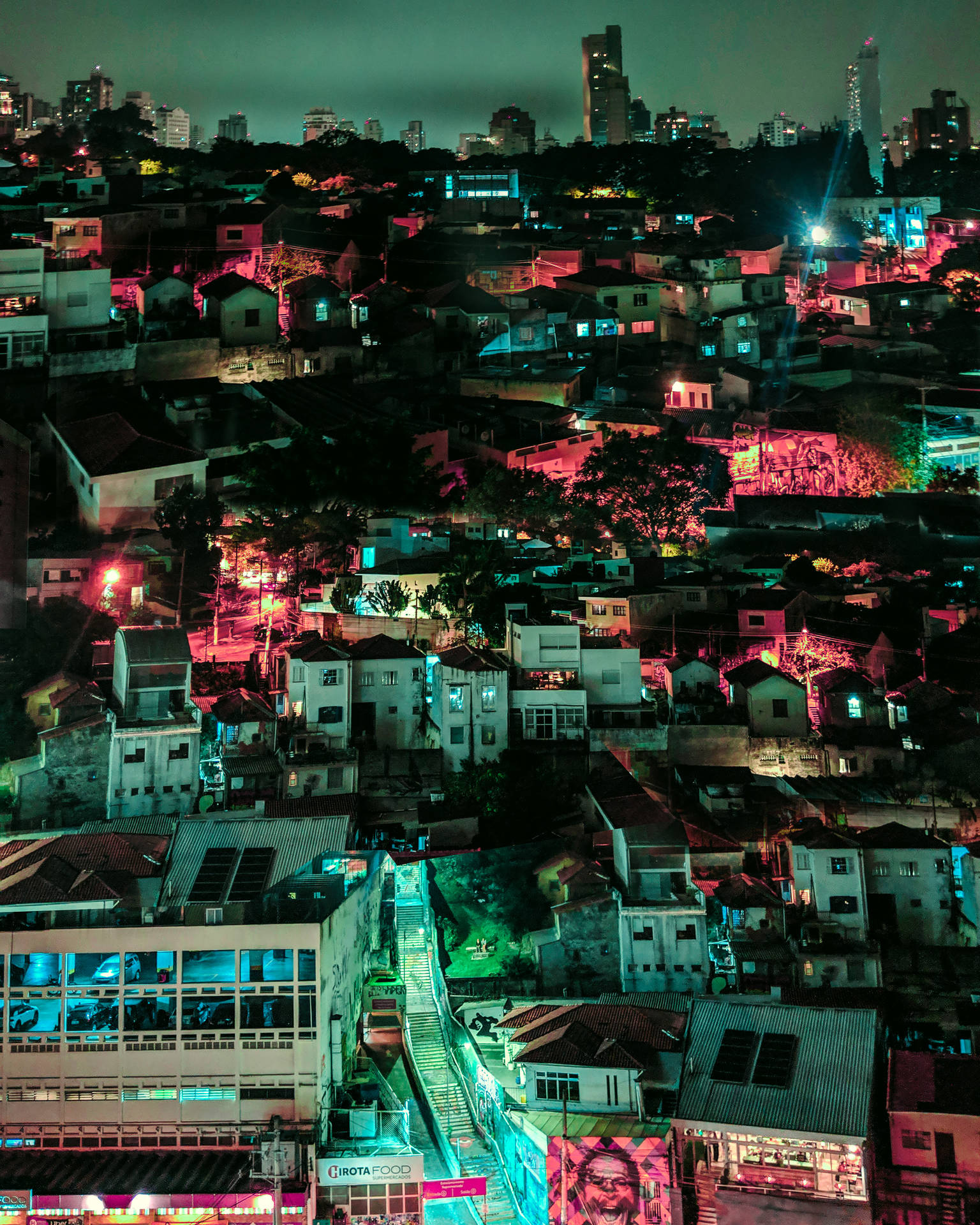色彩繽紛的城市夜景，建築物閃爍著霓虹燈光。