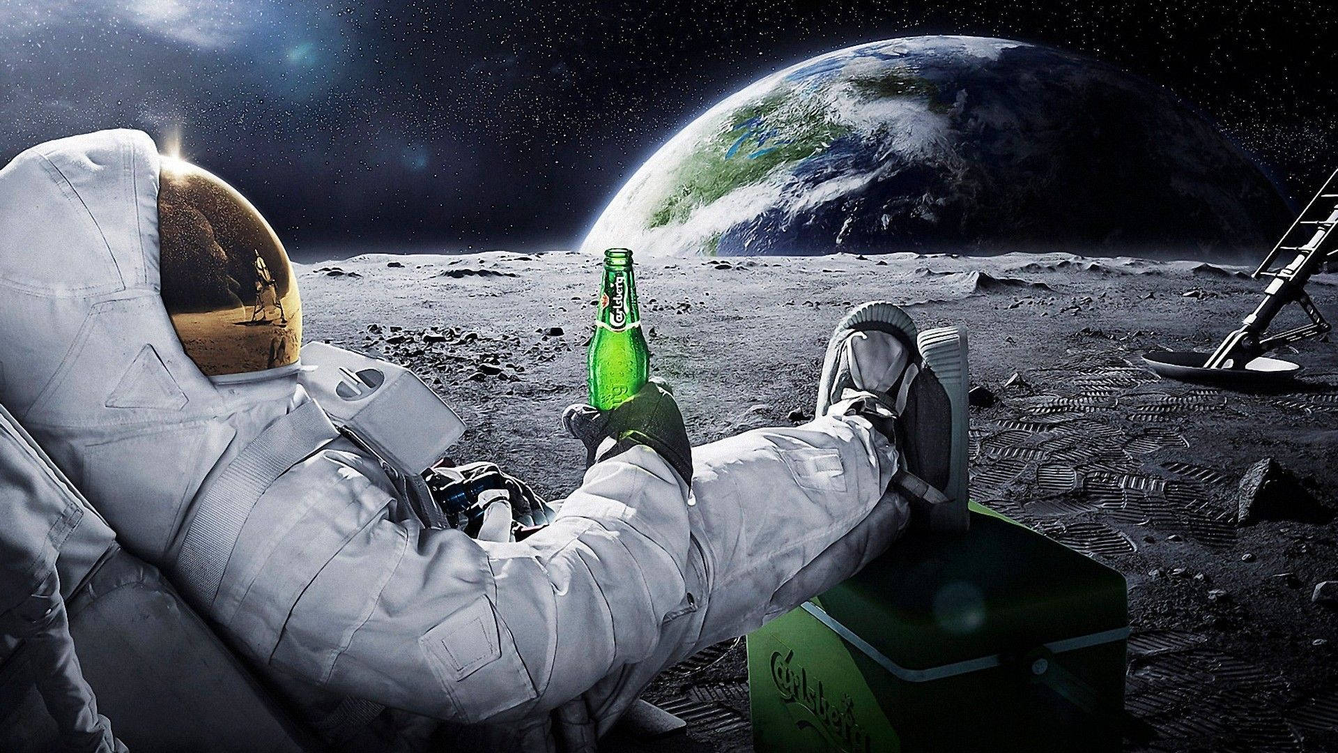 太空人在月球上喝啤酒，地球在背景中