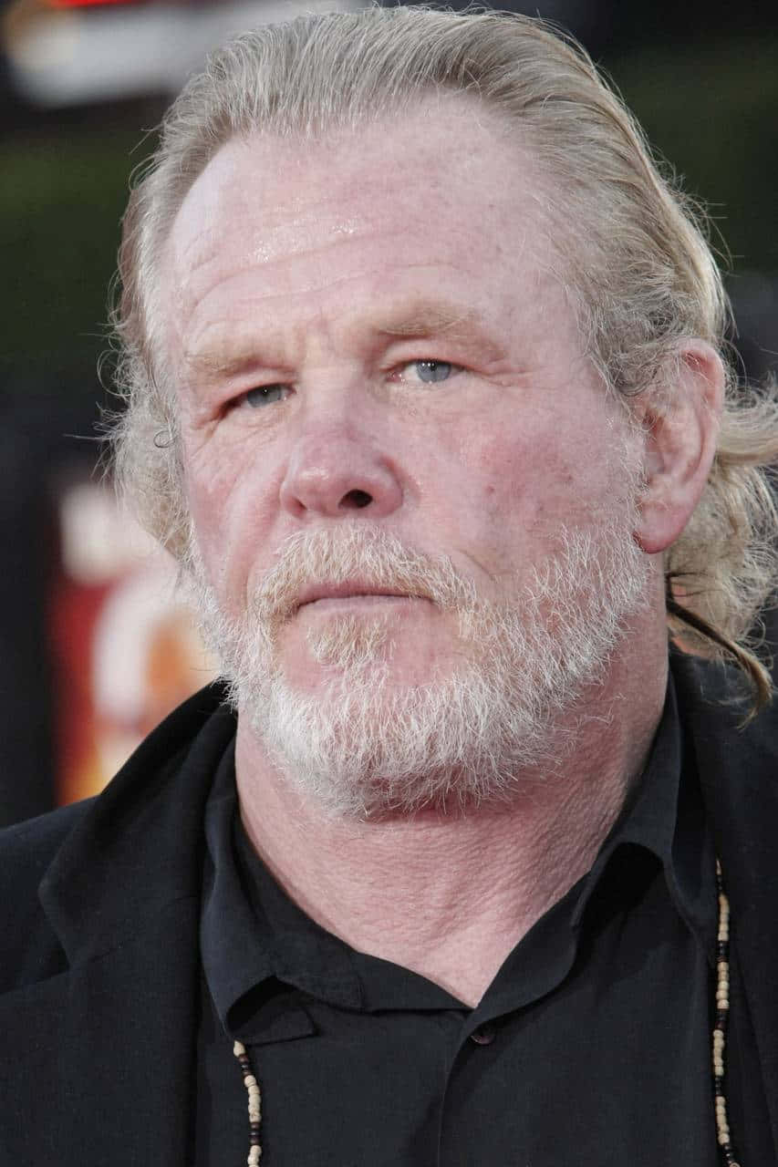 Nick Nolte 桌布 壁紙 — 活動中一名灰髮鬍鬚男子穿著黑色恤衫的特寫肖像。