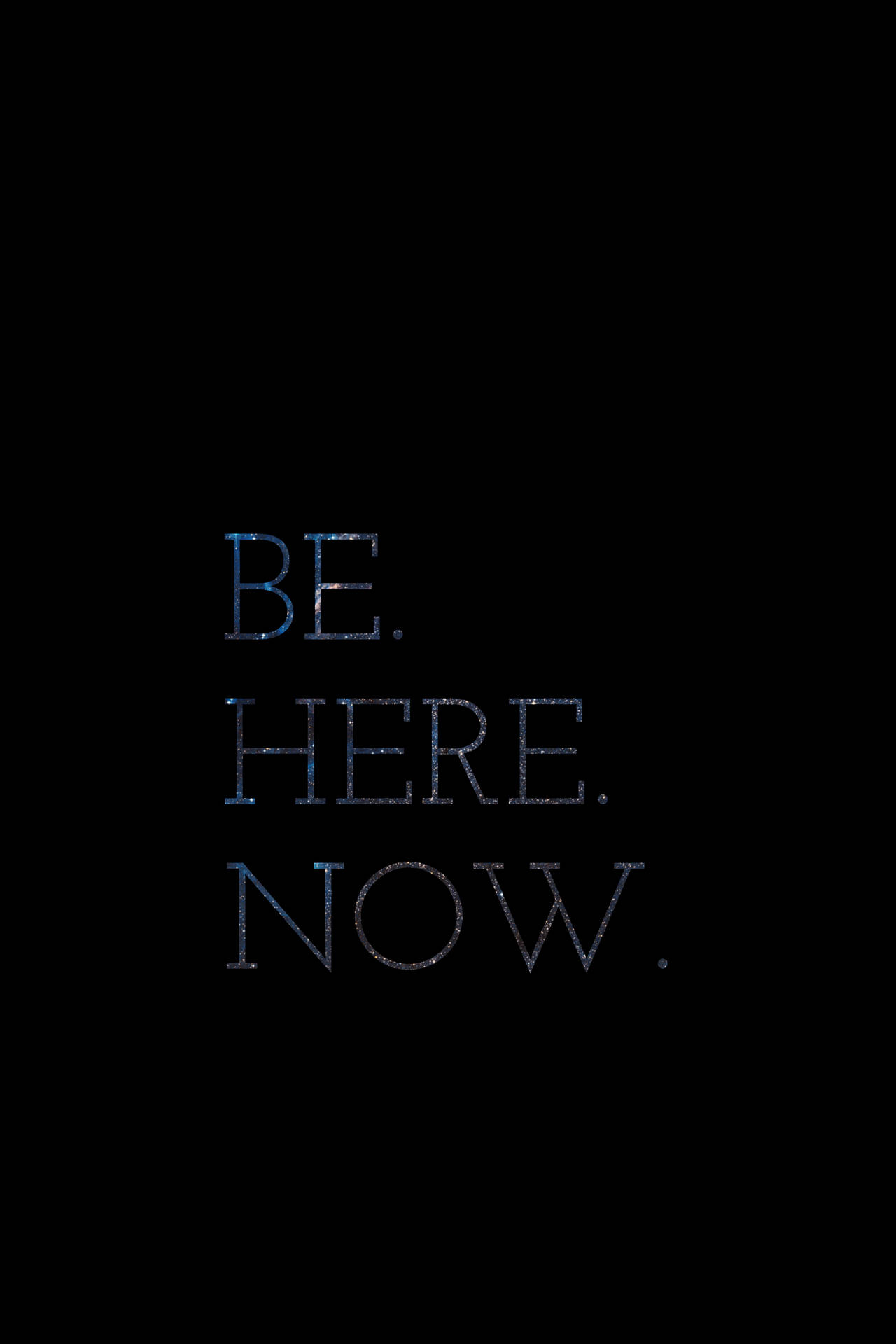 文字 BE HERE NOW 帶有藍色閃光粒子在黑色背景上