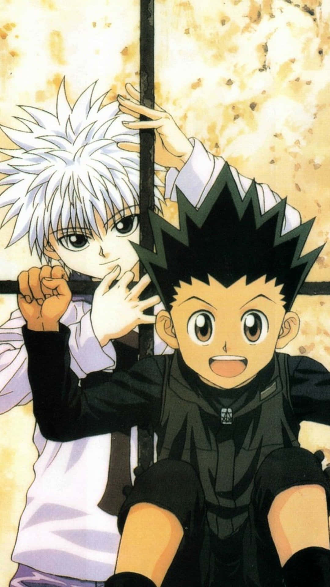 活潑的 Gon 與 Killua 手機壁紙 壁紙 — 兩個動漫男孩，頭髮尖尖，透過木格柵窺視，背景溫暖有質感。