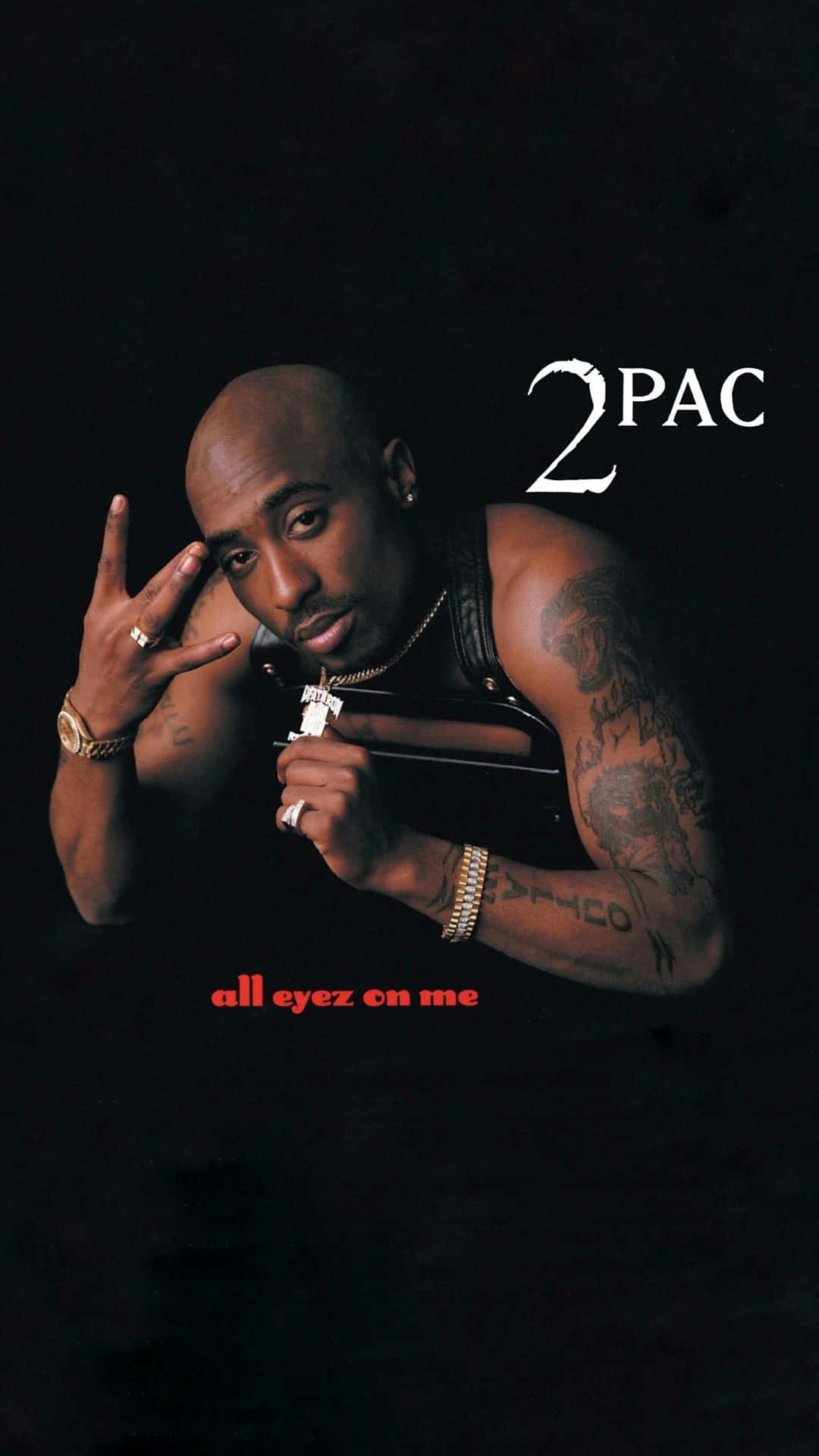 說唱歌手 2Pac 的錄音室照片，帶有 'all eyez on me' 專輯文字。