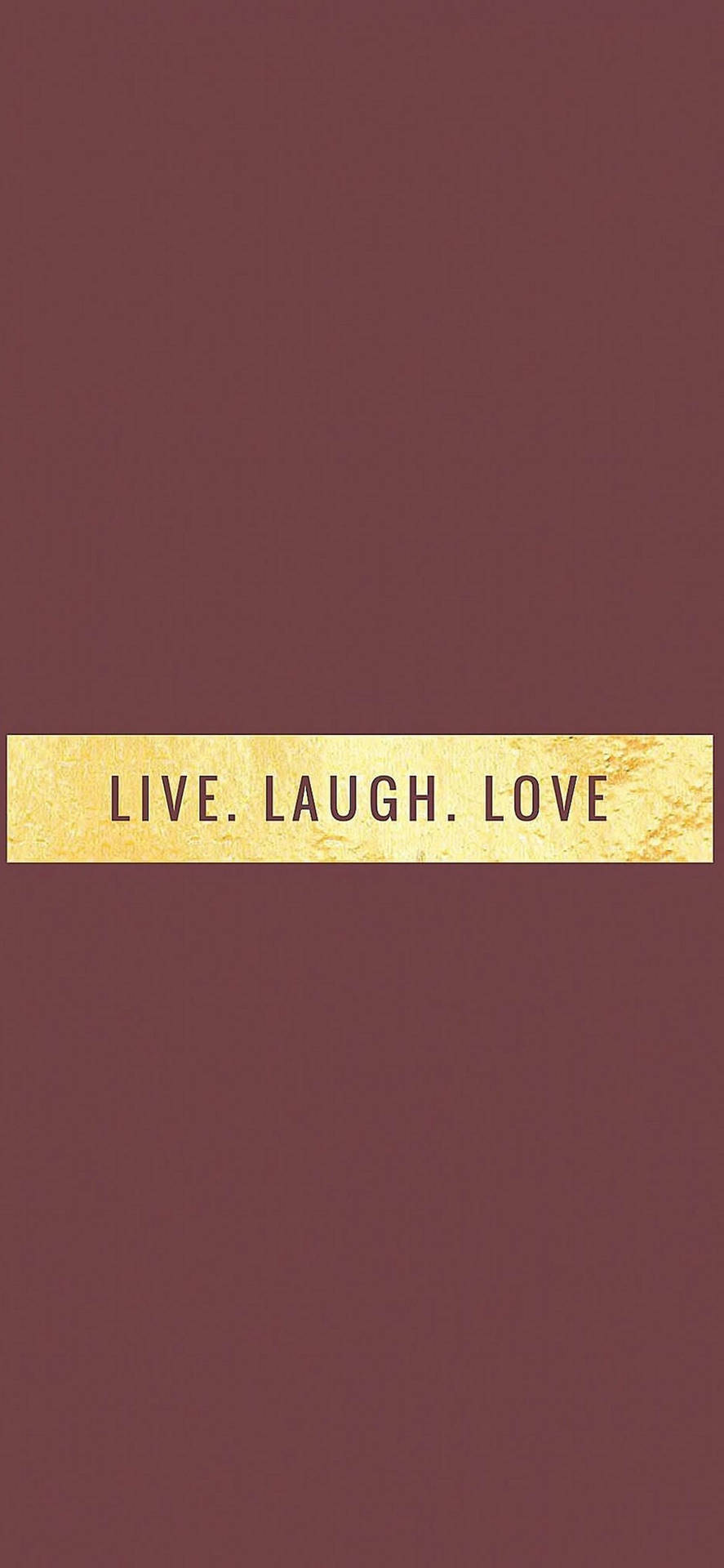 栗色背景，帶有包含「live laugh love」文字的金色紋理條。