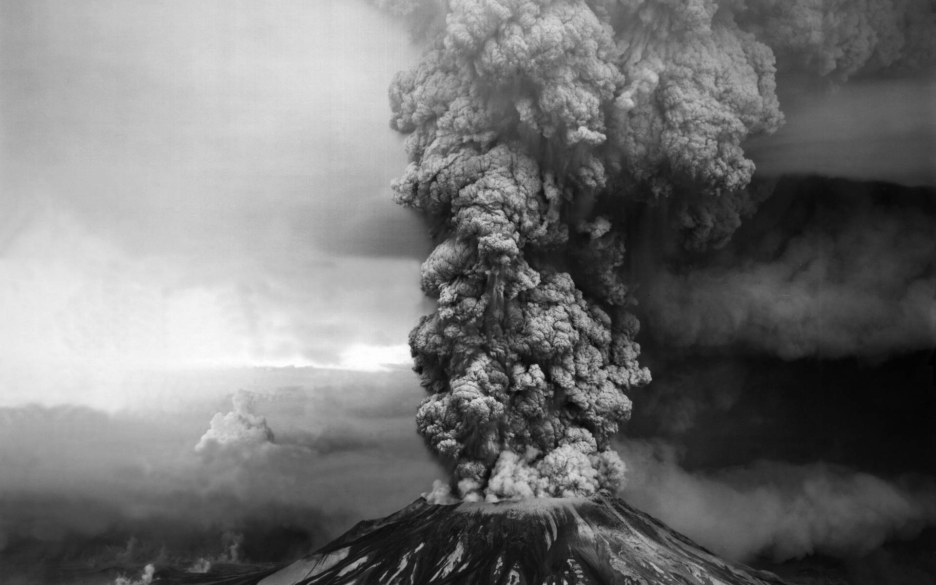 火山爆發，灰雲衝向多雲天空