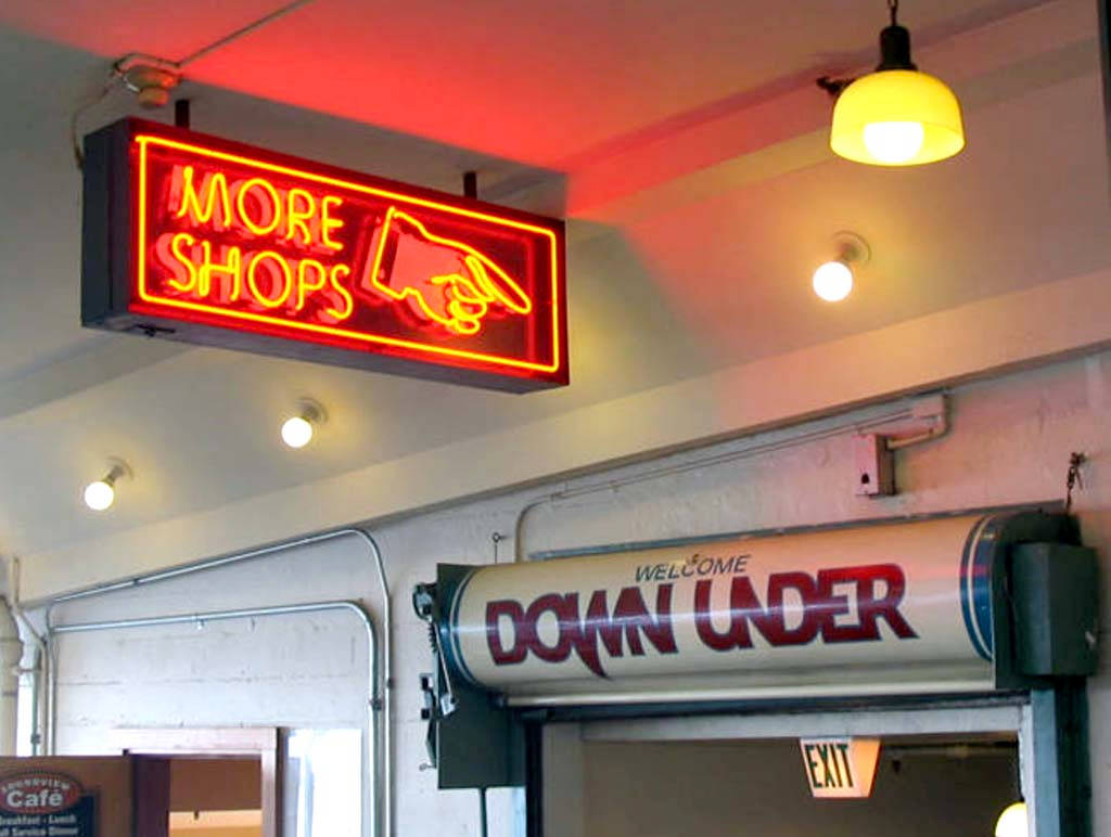 指向店內「Down Under」入口的霓虹招牌。