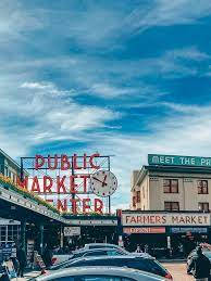 Public Market Center 的霓虹燈牌在晴朗藍天和白雲下。