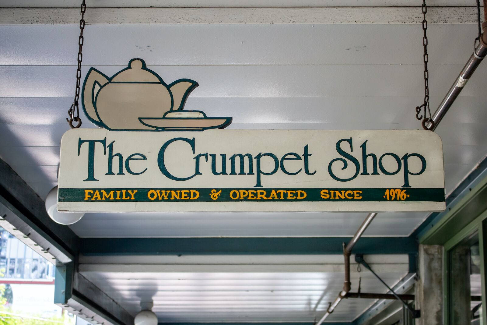 The Crumpet Shop 的復古招牌，帶有茶壺標誌和自1976年家族擁有的文字。