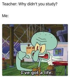 Squidward 喺佢嘅水下教室入面，拎住一張便條，得意咁笑。