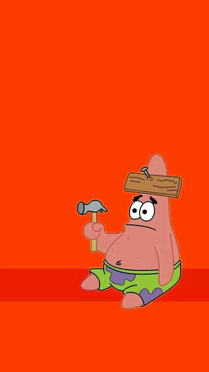 派大星頭上頂著木板和釘子，手裡拿著錘子。