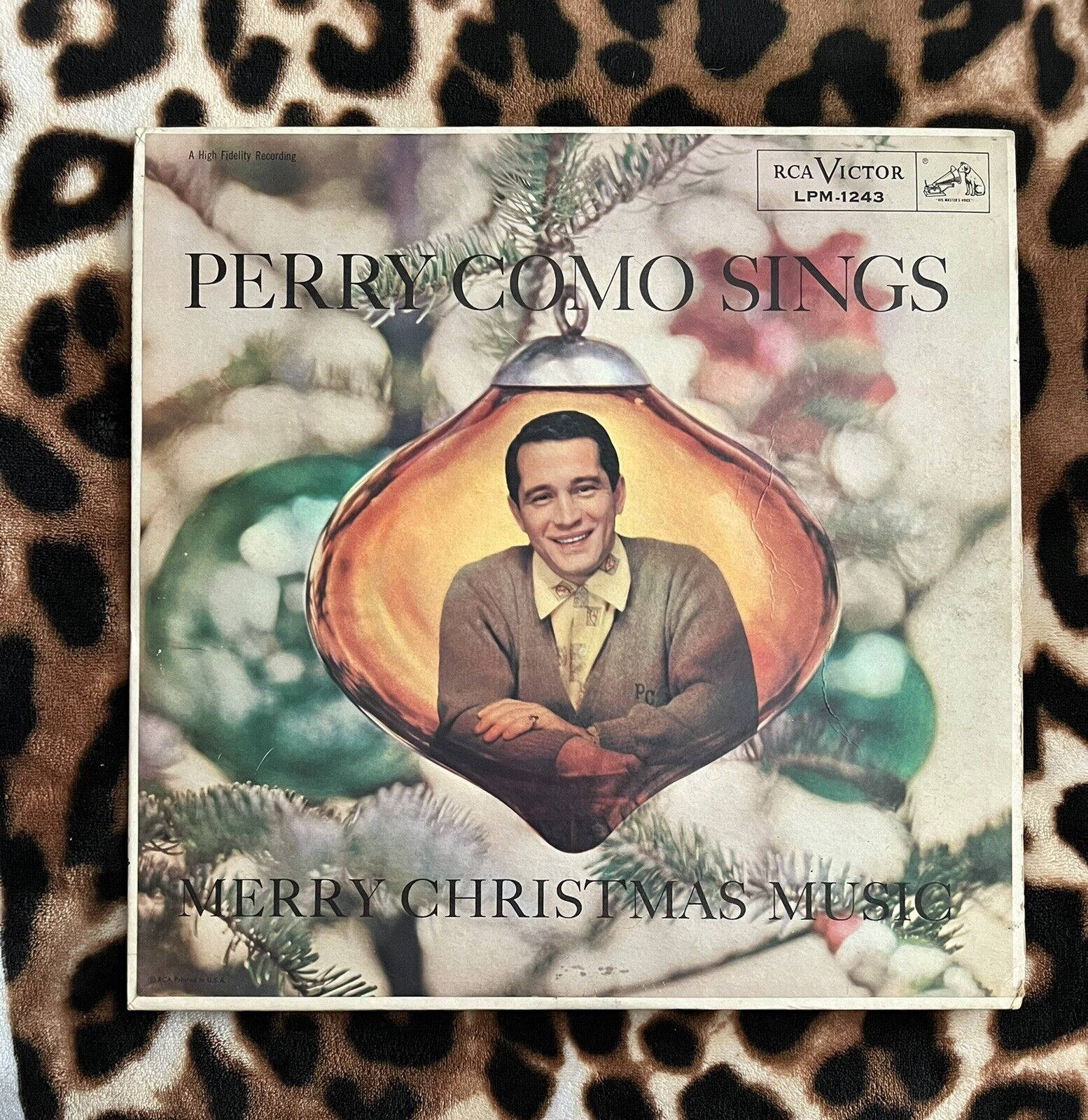 派瑞·康莫聖誕音樂專輯封面 壁紙 — 復古 Perry Como 聖誕專輯封面，以豹紋布料背景框住。