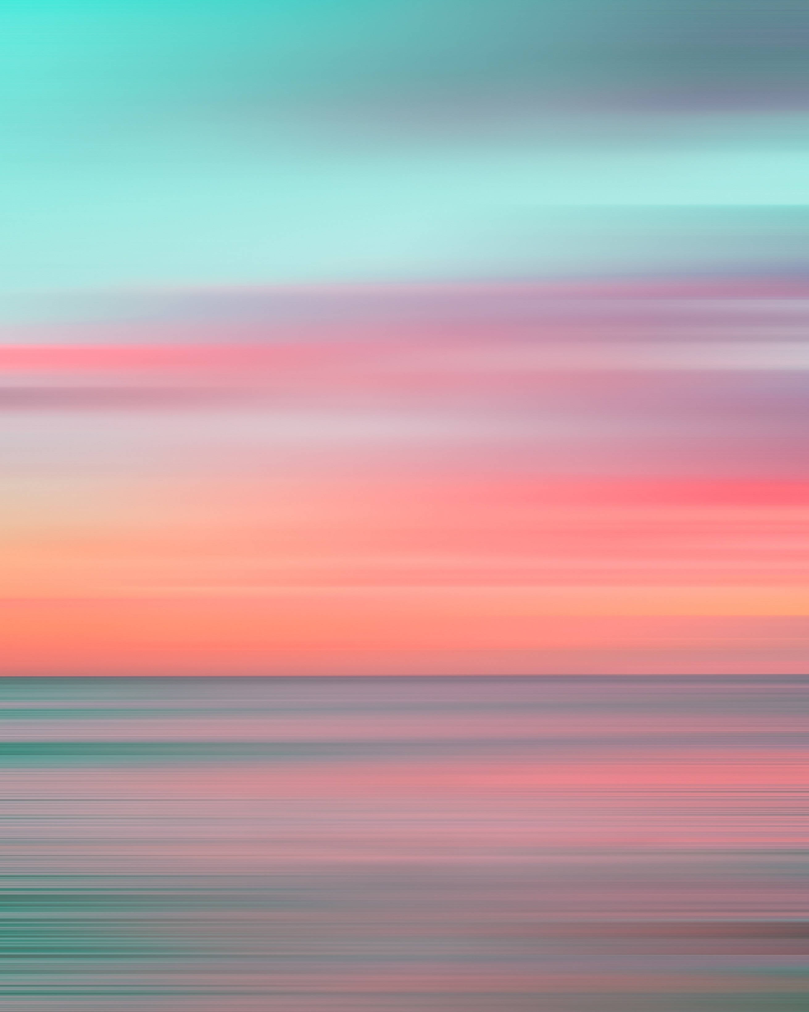 流動光線的唯美天空 壁紙 — 寧靜的抽象海景，柔和的水平條紋以青綠色、粉紅色和蜜桃色融合成平靜的地平線。
