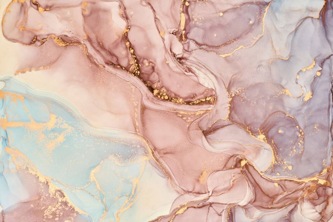Aesthetic Marble 桌布 壁紙 — 流動抽象藝術，帶有漩渦狀的紫丁香色和柔和藍色調，並以閃閃發光的金箔細節點綴。