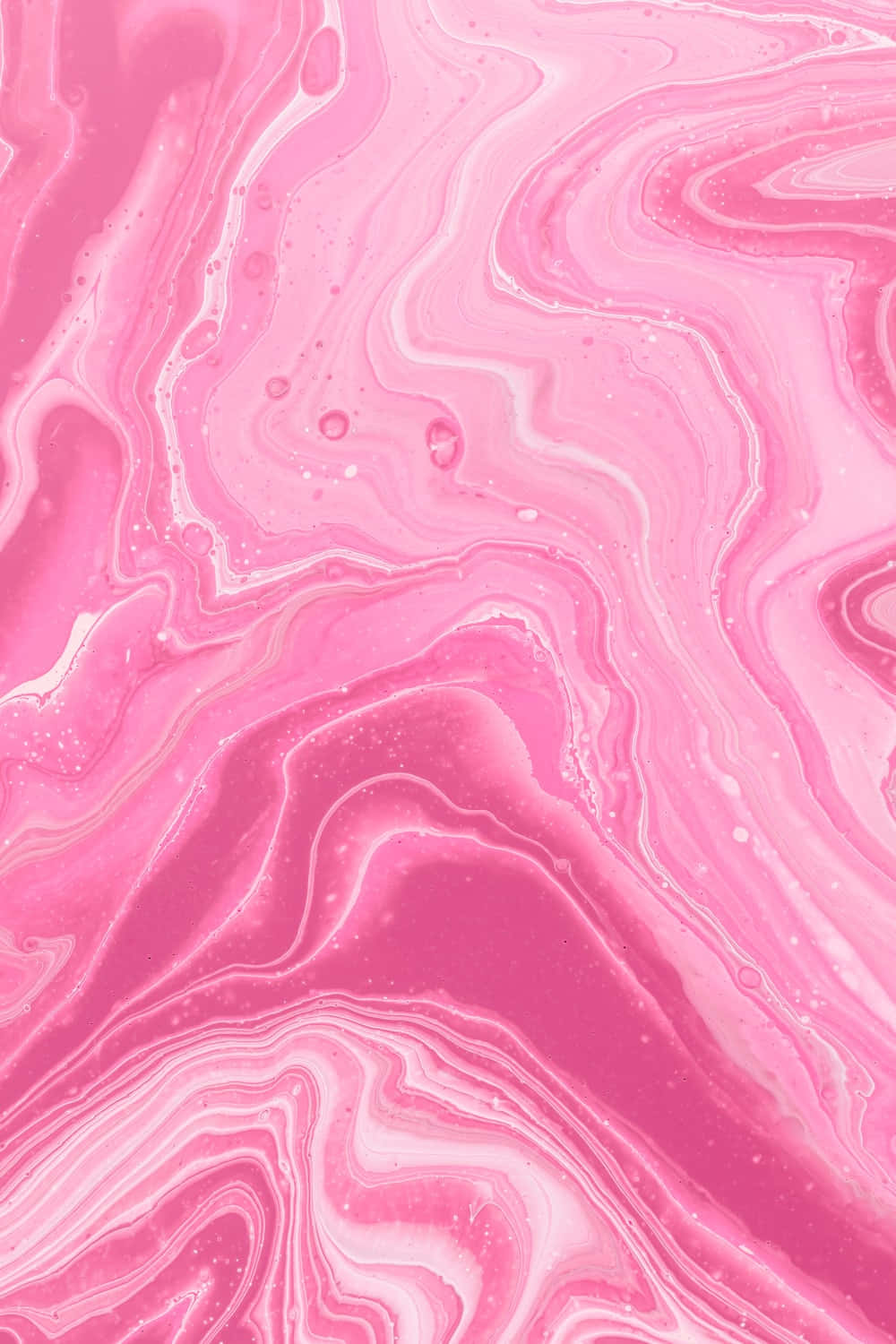 Pink Phone 桌布 壁紙 — 流動的抽象圖案，由旋轉的粉紅色和白色液體組成，帶有光澤的水滴，營造出夢幻的大理石效果。