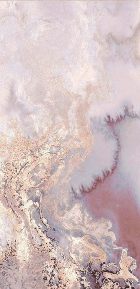 Marble Phone 桌布 壁紙 — 流動的抽象大理石圖案，帶有柔和的粉紅金色和白色漩渦，類似液體石頭。