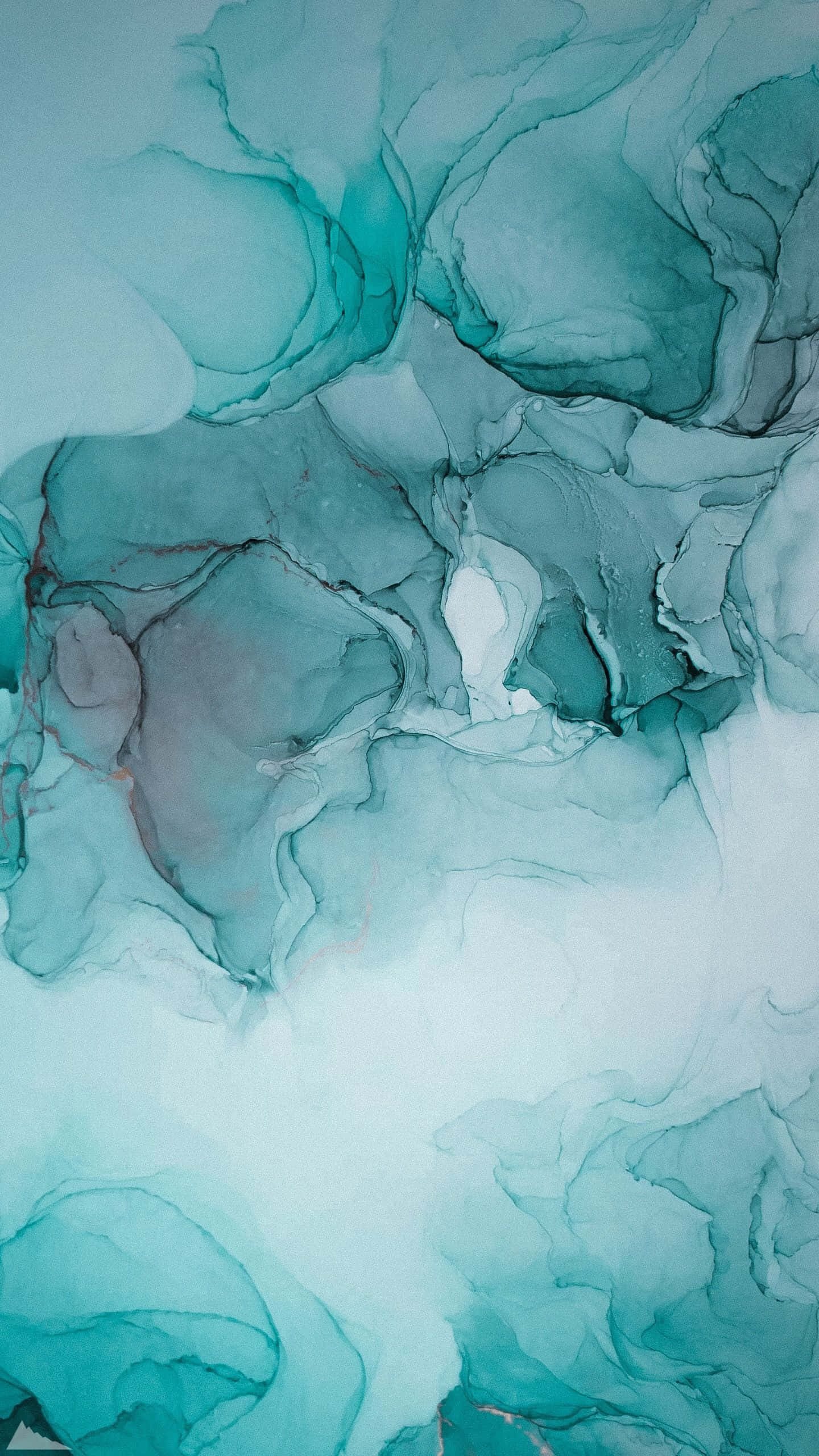 Marble Phone 桌布 壁紙 — 流動的藍綠色和白色抽象油漆漩渦營造出寧靜且令人平靜的視覺紋理。