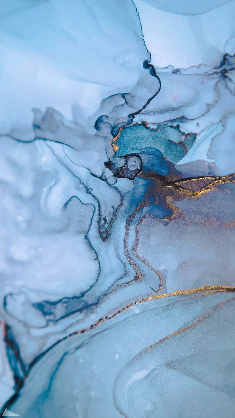 Blue Marble 桌布 壁紙 — 流動的藍色和白色抽象油漆漩渦，帶有精緻的金色點綴，營造出寧靜而奢華的視覺質感。