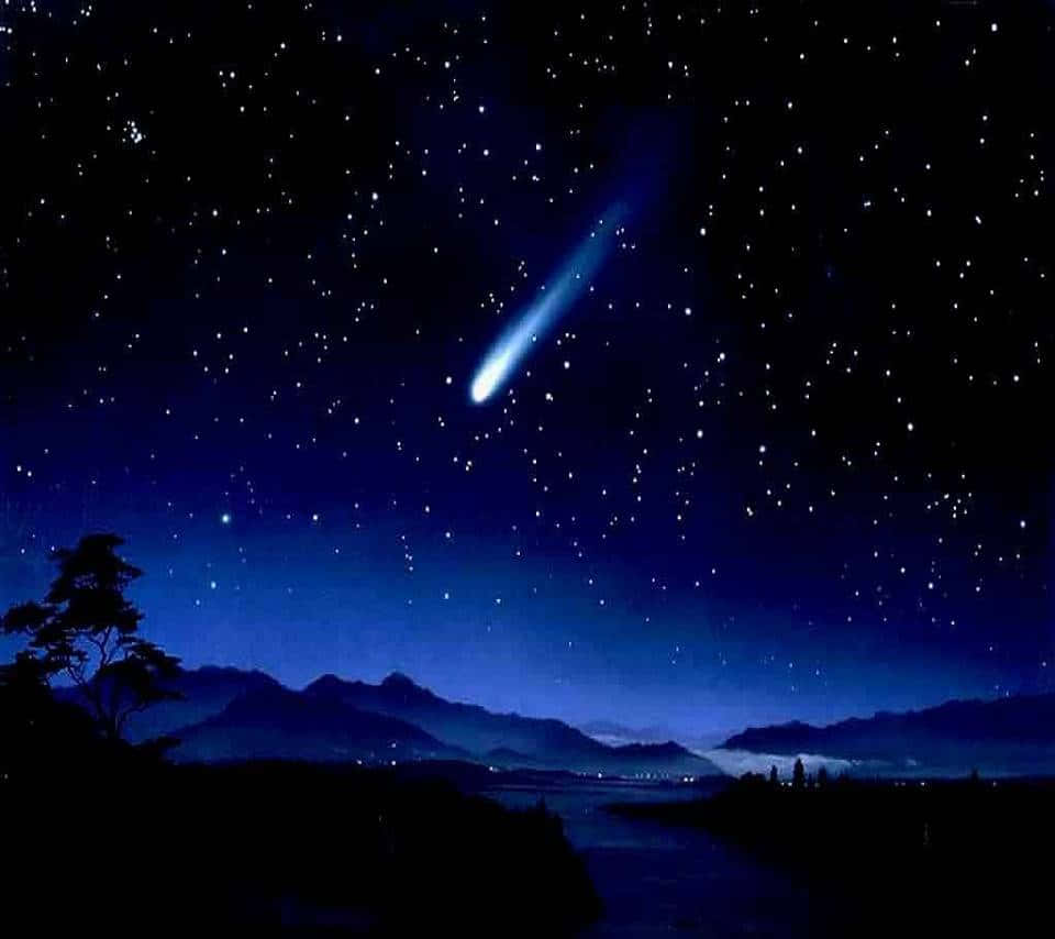 一顆明亮的藍色彗星在佈滿星星的夜空中拖著尾巴，越過山脈剪影。