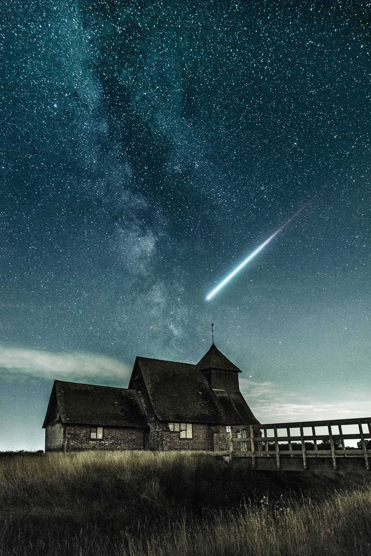星空下帶有流星的古老石頭教堂 — 安卓 壁紙