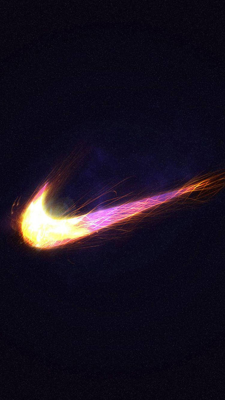 流星耐克 iPhone 標誌 壁紙 — 一個發光的Nike swoosh像一顆熾熱的彗星劃過黑暗的天空，留下充滿活力的橙色和紫色軌跡。