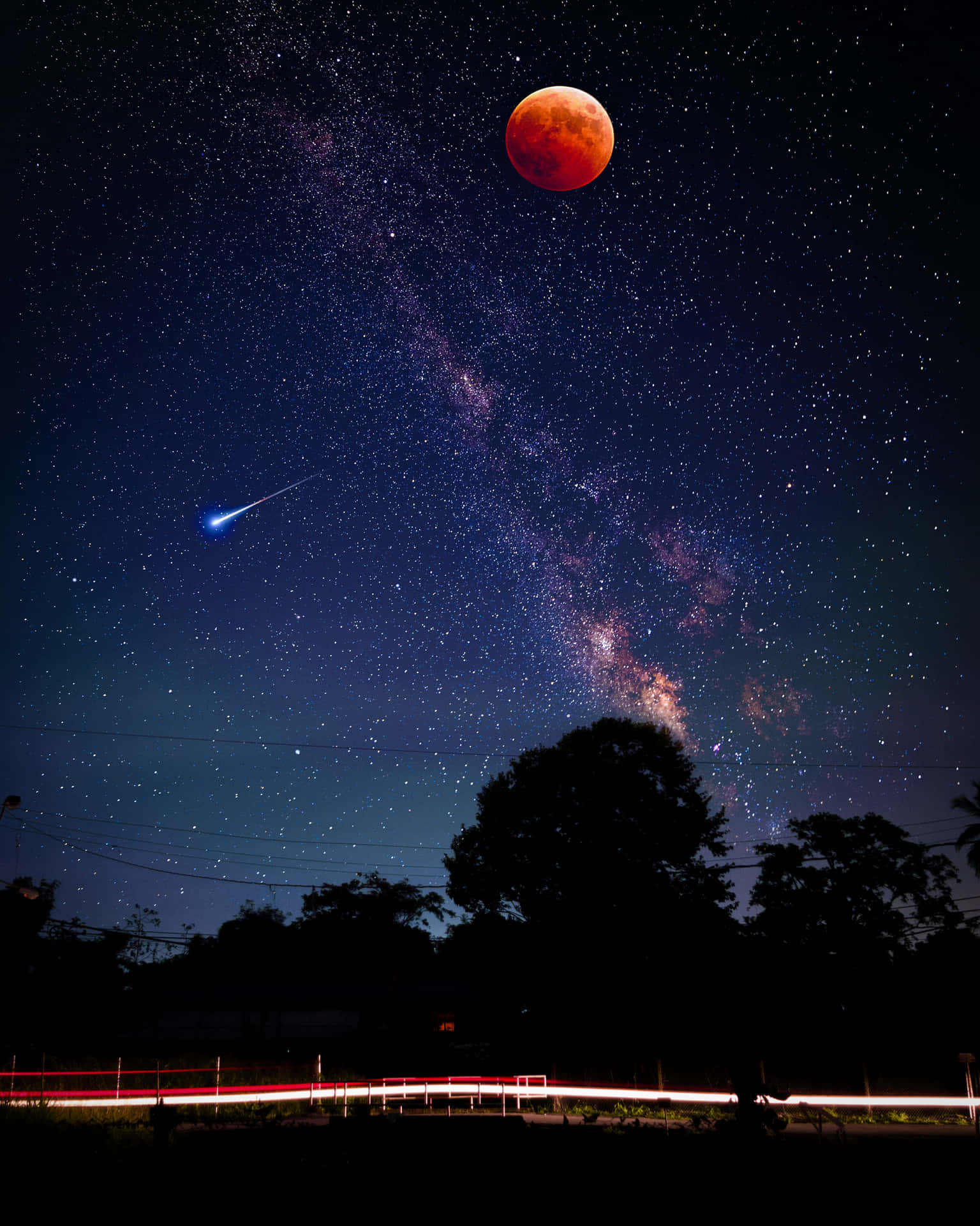 流星與月食夜空月 壁紙 — 血月在繁星點點的夜空上發出紅光，一顆明亮的流星劃過銀河，掠過黑暗的樹影和光跡。