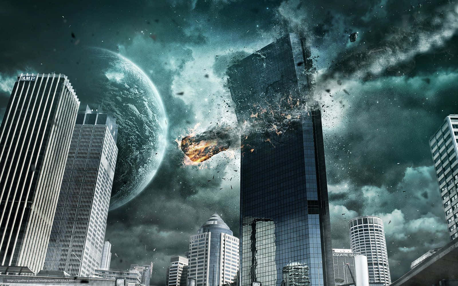 流星襲擊毀滅城市背景 壁紙 — 一座巨大的摩天大樓爆炸，一顆熾熱的流星穿過暴風雨的天空，背景中有一顆行星隱約出現的未來城市景觀。