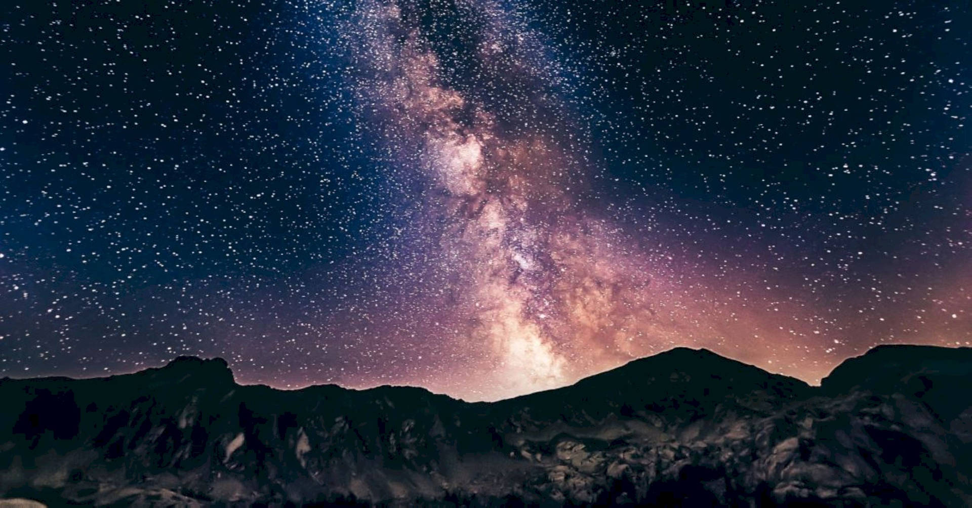 銀河系在夜間山脈上方明亮閃耀。