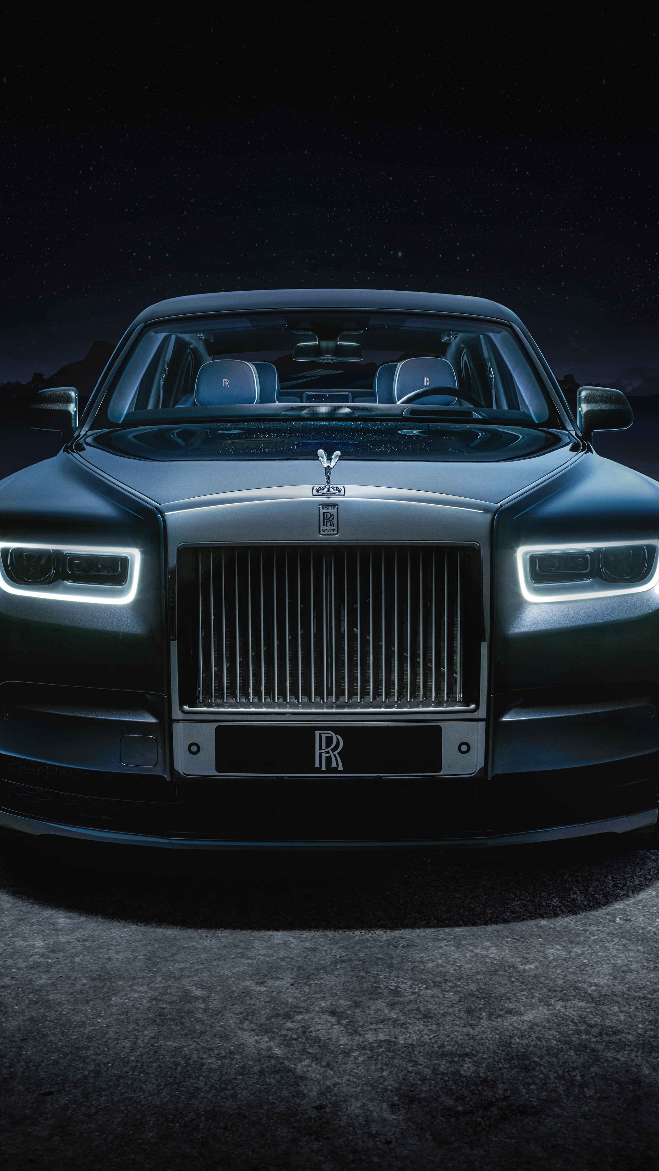 Rolls Royce 桌布 壁紙 — 流線型的勞斯萊斯幻影在星空下閃耀，配以發光車頭燈和鍍鉻飾邊。