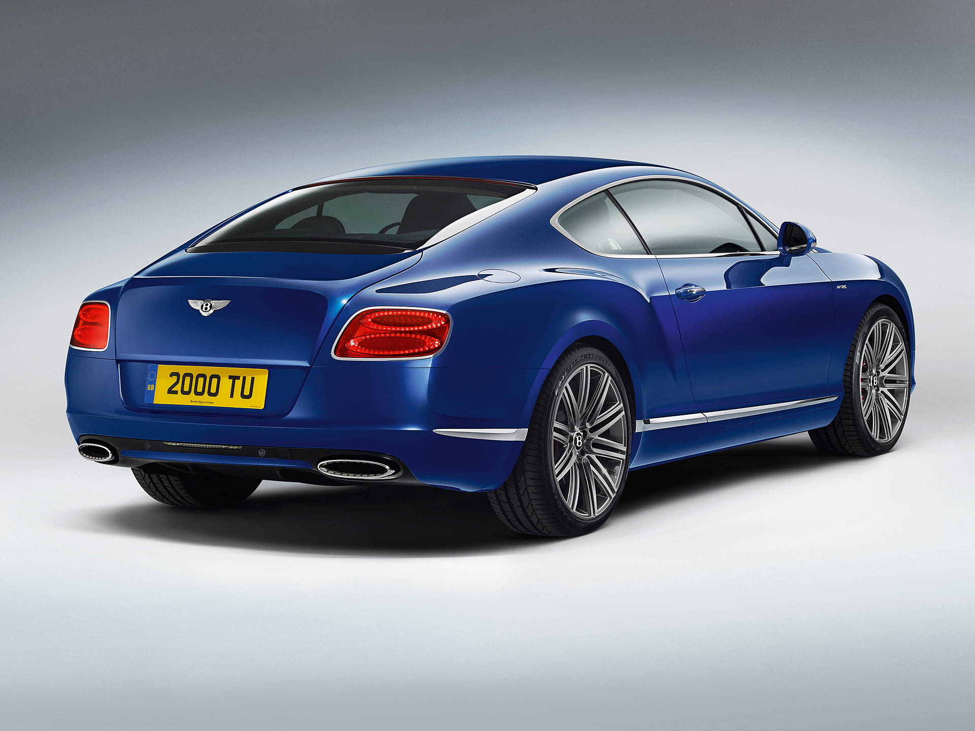 藍色 Bentley Continental GT 跑車在工作室中