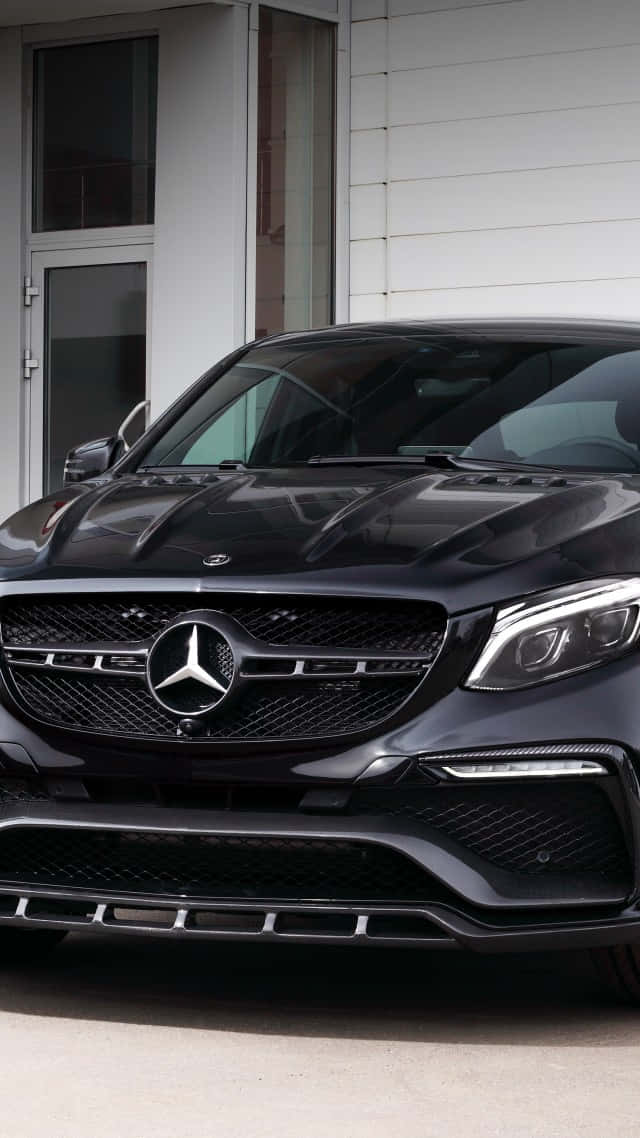 黑色Mercedes-AMG GLE63 SUV停喺現代白色建築前面。