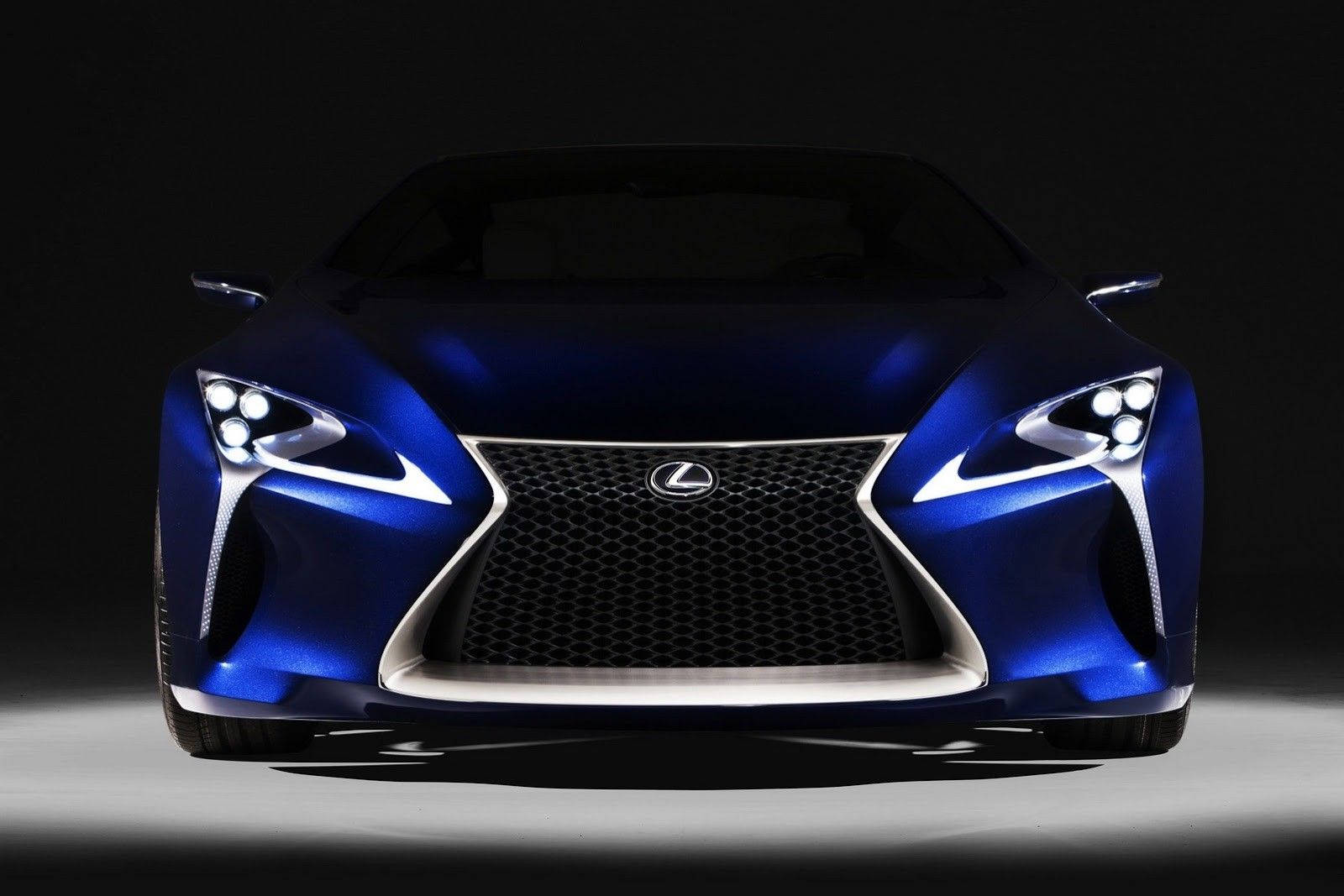 藍色Lexus跑車前視圖在工作室燈光下