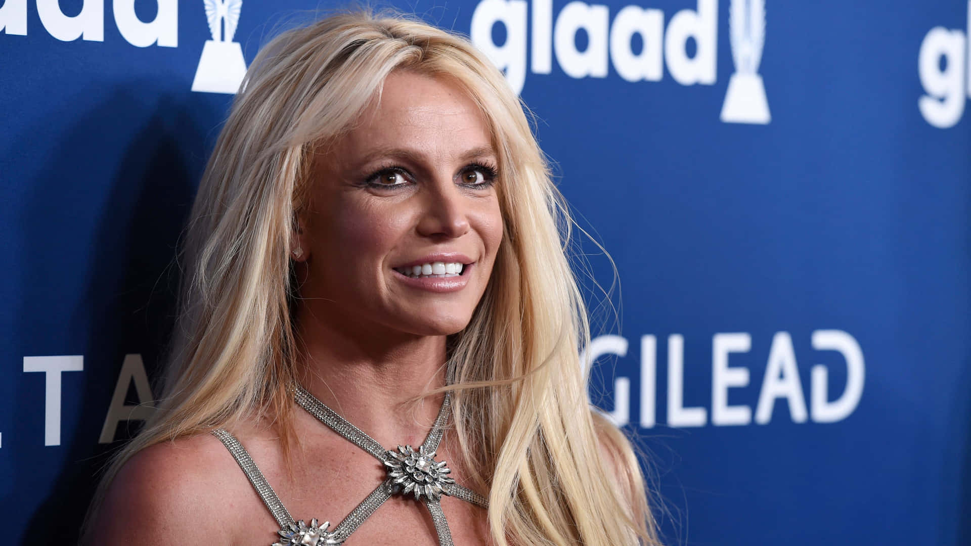 Britney Spears 在GLAAD活動中微笑，佩戴閃亮銀色項鍊。