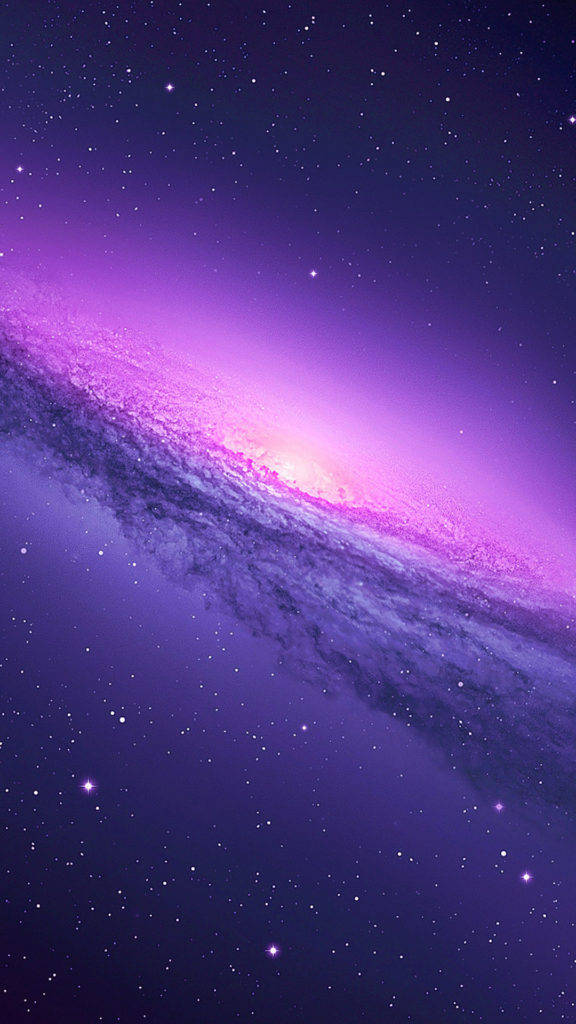 一個紫色和粉紅色的螺旋星系，周圍環繞著深邃太空中閃爍的星星。