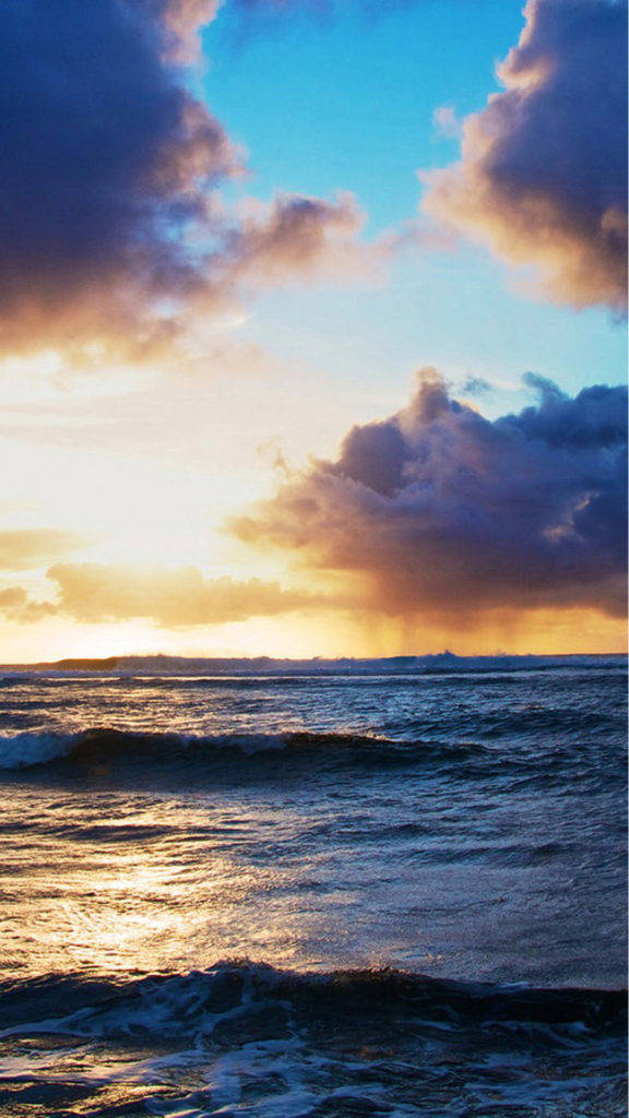 夕陽下的海洋，帶有戲劇性的雲彩和反射波浪