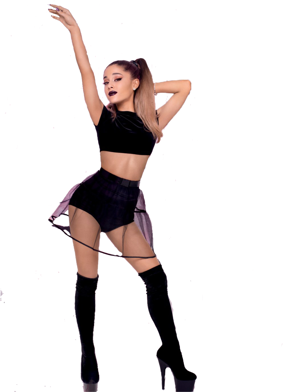 流行歌手演出姿勢 壁紙 — Ariana Grande 在星光閃爍的黑色背景前，穿著黑色天鵝絨露臍上衣和格子短褲，擺出充滿動感的姿勢。