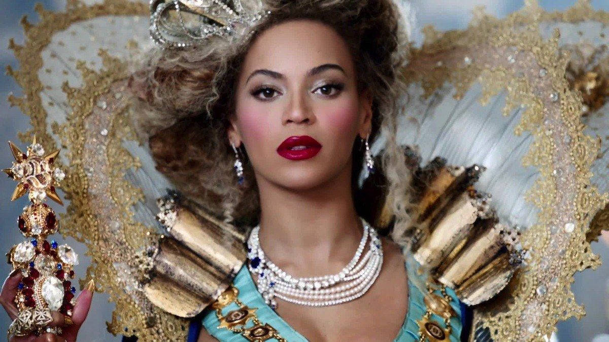 Beyoncé 身著皇室服裝，手持鑲有寶石的權杖。