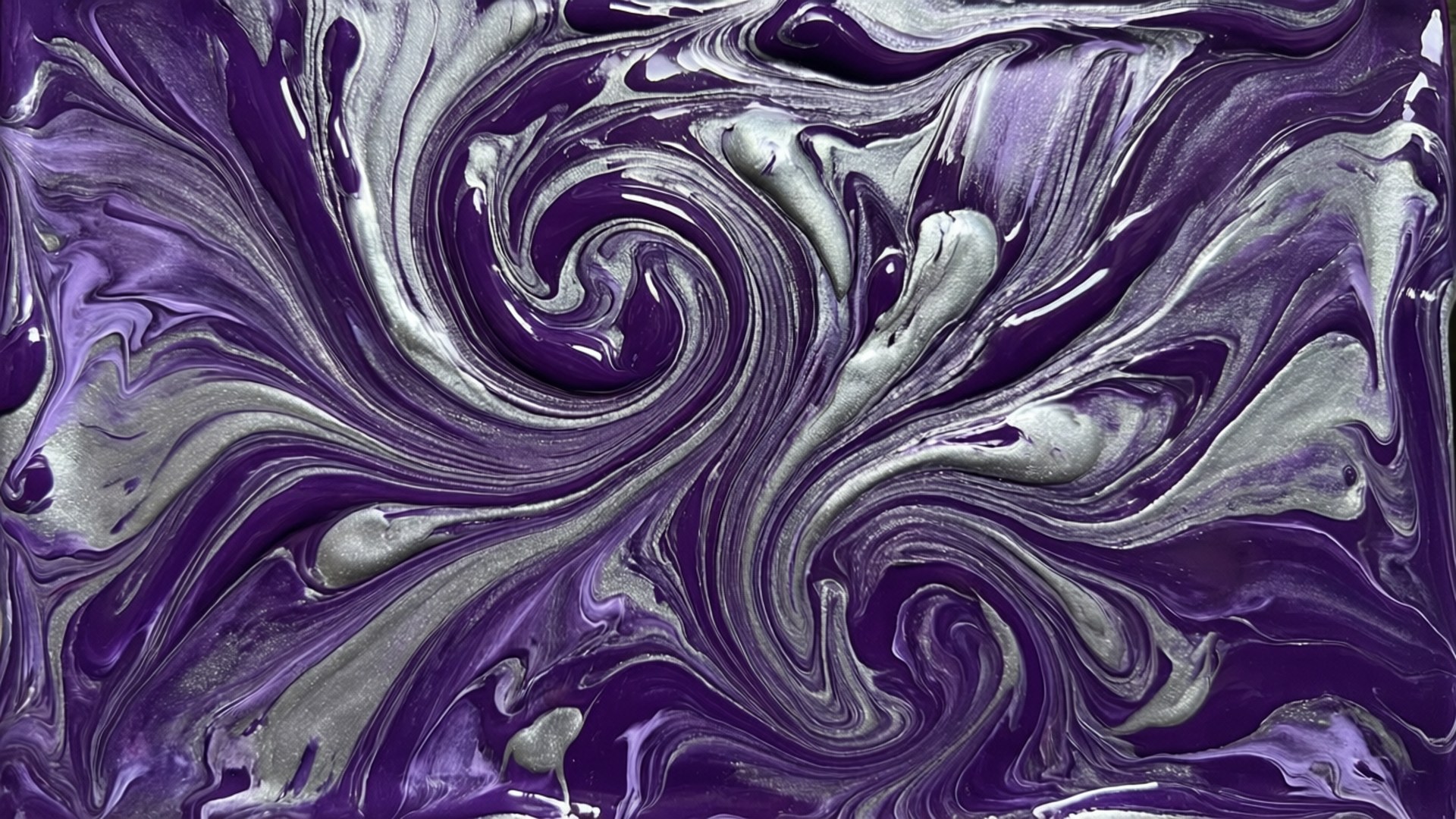 帶有紫色和銀色油漆漩渦紋理的抽象流體藝術